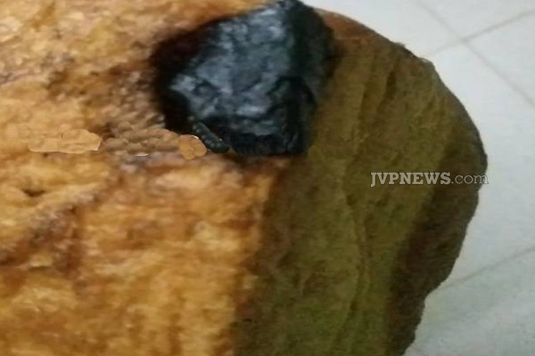 யாழில் கடை ஒன்றிலிருந்து பாண் வாங்கி சென்றவருக்கு காத்திருந்த அதிர்ச்சி | Jaffna Charcoal In The Bread Shocking Incident
