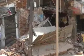 மதுரை அருகே நூறு வருடம் பழமையான கட்டிடம் ஒன்று இடிந்து விழுந்தது