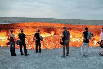 හිටිහැටියේම මතු වූ කාන්තාරයේ ගෑස් ආවාටය. (VIDEO)