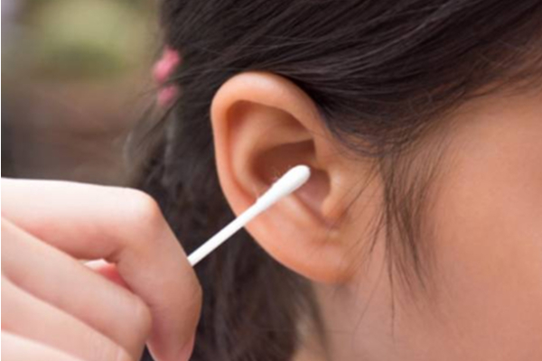 காதில் பட்ஸ் வைத்து சுத்தம் செய்பவரா நீங்கள்? இனி அந்த தவறை செய்திடாதீங்க | Ear Infection Symptoms In Tamil