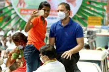 சிறுமியின் மேலாடையை சரிசெய்த ராகுல் காந்தி: வைரலாகும் வீடியோ