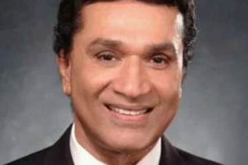 අරගලයට එක් වුණ අලුත්ම පුද්ගලයා - හෙළ සිනමා දැවැන්තයාත් කලකිරීමෙන්.. (PHOTO)