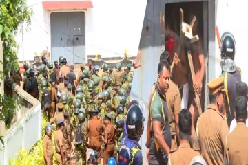 நீர்கொழும்பு சிறைச்சாலையில் கைதிகள் கைப்பற்றிய இரண்டு துப்பாக்கிகளும் மீட்பு