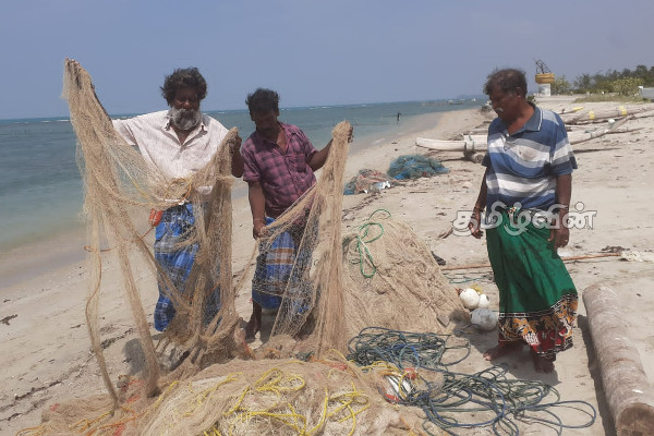 யாழ். மீனவர்களின் 12 லட்சம் பெறுமதியான சொத்துக்கள் இந்திய இழுவைப் படகுகளால் நாசம் (video) | Fishermen 12 Lakhs Nets Worth Of Destroyed