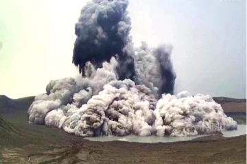 பிலிப்பைன்சில் குமுறும் எரிமலை: வெளியேறும் விஷவாயு; ஆயிரக்கணக்கானோர் வெளியேற்றம்