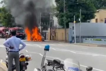 கொழும்பு - வெள்ளவத்தை பகுதியில் தீப்பற்றி எரிந்த சொகுசு கார்!