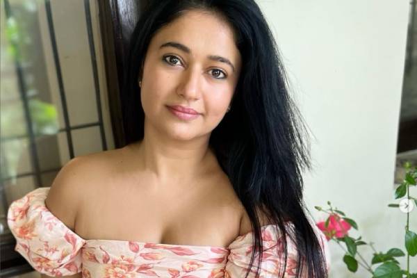 படவாய்ப்பில்லை!! 39 வயதில் இன்ஸ்டா மூலம் காசு சம்பாதிக்கும் நடிகை பூனம்.. | Actress Poonam Bajwa Is Earning Through Instagram