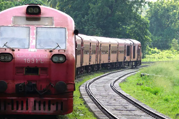 கொழும்பு - மட்டக்களப்பு புகையிரத சேவை மீண்டும் ஆரம்பம் | Colombo Batticaloa Train Service Resumes