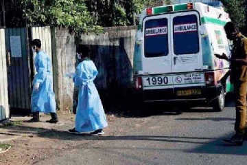 கொரோனாவிலிருந்து குணமடைந்த மூதாட்டிக்கு உறவுகளால்  இப்படி ஒரு நிலை;  மூன்று நாட்களாக வீதியில் நிற்கும் அவலம்!