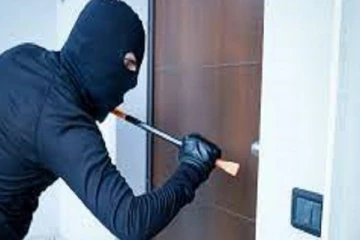 ஓமந்தை - வேப்பங்குளம் பகுதியில் வீடு உடைத்து நகை மற்றும் பணம் திருட்டு