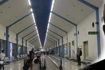 විදේශ රටකට යෑමට පැමිණි දරුණු ඝනයේ අපරාධකරුවෙකු පොලිසියෙන් පළා යයි