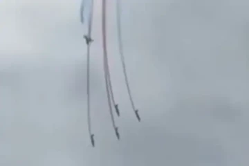 சாகச நிகழ்ச்சிக்கான ஒத்திகையின்போது விபத்துக்குள்ளான இரண்டு ஜெட் விமானங்கள்: விமானிகள் நிலை என்ன?