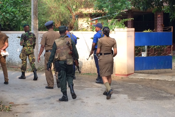 தவறான தொலைபேசி அழைப்பால் யுவதிக்கு நேர்ந்த கொடூரம்- தலைமறைவாகிய கும்பல்! - ஐபிசி தமிழ்