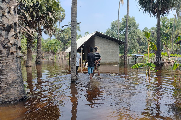 கிளிநொச்சியில் கிராமசேவையாளருக்கு எதிராக வீதிக்கு இறங்கிய மக்கள் | People Protest Against Grama Sevak In Kilinochchi