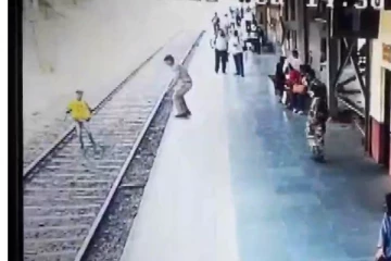 ரயில் முன் தற்கொலைக்காக நின்ற இளைஞன் - ஒரு நொடியில் பாய்ந்து காப்பாற்றிய காவலர் - திக் திக் வீடியோ வைரல்