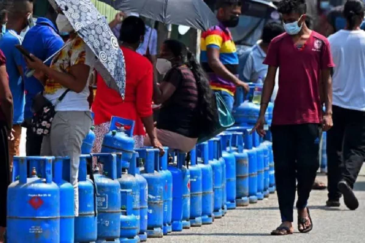 அரசின் திறமையின்மையால் மக்கள் மீண்டும் வரிசையில்! மொட்டுக் கட்சி கடும் சாடல் | People Are Back In Line Due To Government Slpp