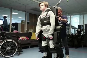 பிரான்சில் நடக்க முடியாத மகனுக்காக ரோபோ தயாரித்த தந்தை