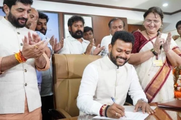 21 முறை ஓம் ஸ்ரீராம் எழுதிய பின்னரே பொறுப்பேற்ற இந்திய அமைச்சர்!