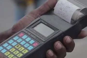 புது ரக மொபைல் என நினைத்து பயணச்சீட்டு இயந்திரத்தை திருடிய பாட்டி! இலங்கையில் சம்பவம்