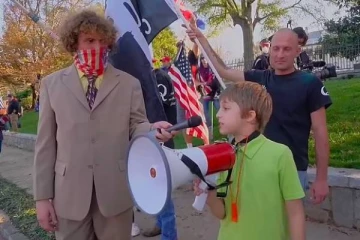 ஜோ பைடன் குழந்தைகளை துஷ்பிரயோகம் செய்பவர்! கோபமாக கத்திய சிறுவன்..வைரல் வீடியோ