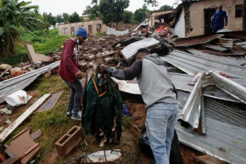 தென்னாப்பிரிக்காவில் கடும் வெள்ளம்: 400 பேர் மரணம்., வீடுகளை இழந்த ஆயிரக்கணக்கான மக்கள்