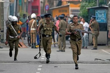 பொலிஸாருக்கும் பொதுமக்களுக்கும் இடையில் மோதல்: வானத்தை நோக்கி பொலிஸார் துப்பாக்கிச் சூடு