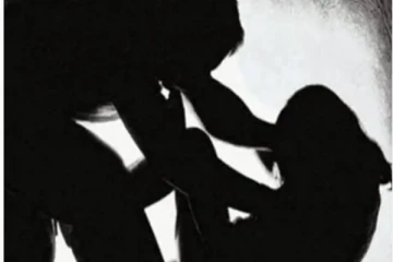 எல்லை மீறிய டைரக்டர்... உடந்தையாக இருந்த தாய்! மகளுக்கு நேர்ந்த கொடூரம்?