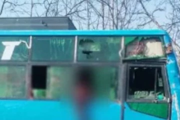 வாந்தி எடுப்பதற்காக தலையை நீட்டிய சிறுமி! பரிதாபமாக துடித் துடித்து பலியான அதிர்ச்சி ... கதறிய அழுத தாய்