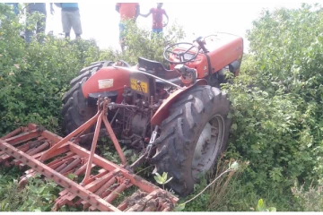 உழவு இயந்திரம் விபத்துக்குள்ளானதில் ஒருவர் உயிரிழப்பு (Photos)