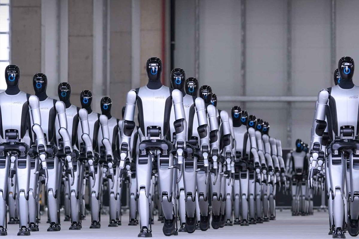 சீனாவில் அதிகாரபூர்வமாகப் பட்டம் பெற்ற நான்கு ரோபோக்கள் | Four Robots Officially Certified In China