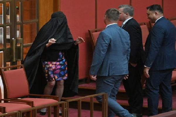 செனட் சபைக்குள் பர்தா அணிந்து வந்த பெண்ணால் வெடித்த சர்ச்சை | Controversy Erupted After A Woman Wearing A Burqa