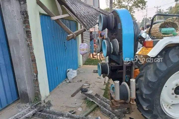 மட்டக்களப்பு பிரதான வீதியில் விபத்து:ஒருவர் பலி(Photos) | One Dead Five Injured Batticaloa Accident