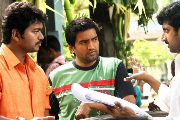 சந்தானத்திடம் பெண் குரலில் பேசி ஏமாற்றிய டாப் நடிகர். யார் தெரியுமா? | Actor Vijay Pranked Santhanam