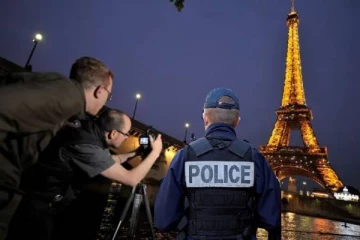 ஈபிள் கோபுரத்தில் புகைப்படம் எடுப்பதில் சிக்கல்: காரணம் என்ன தெரியுமா!