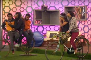 பெண் போட்டியாளர்களின் சதி! போட்டியிலிருந்து அதிரடியாக நீக்கப்பட்ட அசீம்