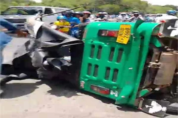 போட்டி ஓட்டத்தில் முச்சக்கரவண்டிகள் கவிழ்ந்து ஆறு பேர் காயம்