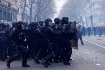 தடுப்புகளுக்கு தீ வைத்த ஆர்ப்பாட்டக்காரர்கள்: நாடு முழுவதும் வியாபிக்கும் போராட்டம்