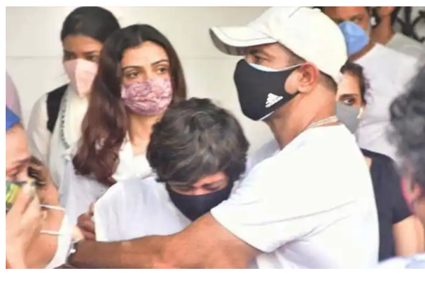 பிரபல இயக்குனரின் நெஞ்சை உருக்கும் இறுதி நிமிடங்கள்! கண்ணீர் விட்டு கதறி அழும் நடிகை... இதயத்தை நொருக்கும் புகைப்படங்கள் | Actor Mandira Bedi Husband Last Rite Photos Qviex