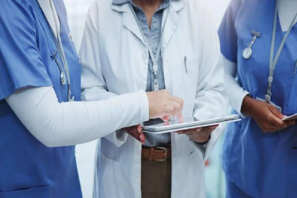 முழங்கால் அறுவை சிகிச்சைக்குப் பின் தாய் மொழியையே மறந்த சிறுவன்! என்ன நடந்தது? | After Knee Surgery A 17 Year Old Teenager Behaver