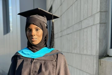 அகதிகள் முகாமில் பிறந்த இளம்பெண் படைத்த சாதனை! குவியும் பாராட்டுகள்