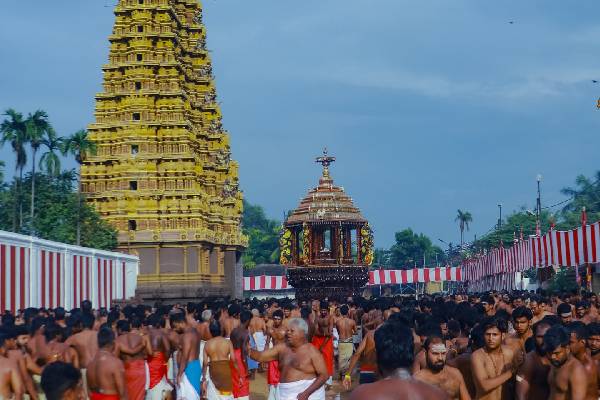 பக்தர்கள் புடைசூழ வெகு சிறப்பாக இடம்பெற்ற  யாழ் நல்லுார் கந்தனின் சித்திரத் தேர் வெள்ளோட்டம்!  (Photos) | Jaffna Nallur Kandan S Chariot Vellotam