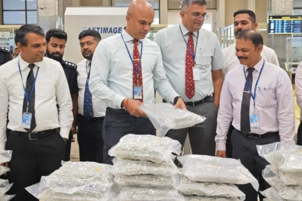 இலங்கைக்கு பெரும் ஆபத்தாக மாறியுள்ள இந்தியர்கள்; ஷாக்கில் விமான நிலைய அதிகாரிகள்! | Indians Arrest 50 Kg Of Kush Drug Colombo Airport