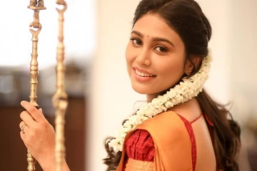 அருவியில் குளிக்கும் கிளாமர் வீடியோவை வெளியிட்ட நடிகை மனிஷா யாதவ்! படுவைரல்