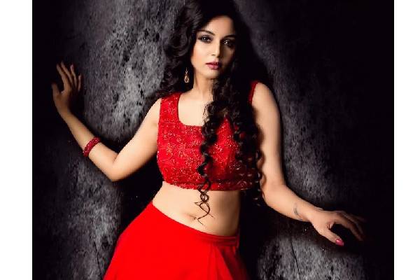 குட்டி டவுசரில் பிக் பாஸ் சனம் ஷெட்டி பகிர்ந்த அது போன்ற வீடியோ.. இது என்ன கொடுமை | Actress Sanam Shetty Video Goes Viral