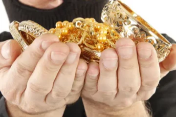 வீட்டை உடைத்து தங்க நகை கொள்ளை