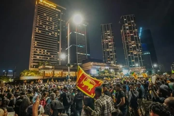 போராட்டத்தில் மக்களை ஆச்சரியமடைய வைத்த பொலிஸ் அதிகாரி-செய்திகளின் தொகுப்பு