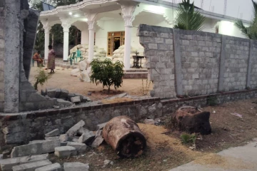 மட்டக்களப்பு - தும்பங்கேணி பகுதியில் யானையொன்று ஊருக்குள் புகுந்து அட்டகாசம்