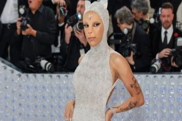 முகத்தை அசல் பூனையைப் போலவே மாற்றிக்கொண்ட பிரபல மொடல்!