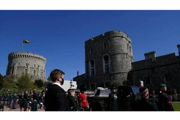 இளவரசர் பிலிப் இறுதி சடங்கின் போது மேலாடையின்றி சாலையில் ஓடிய பெண்! ஏதற்காக? வெளியான வீடியோ