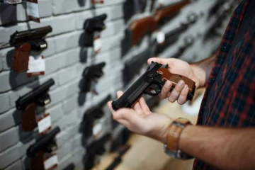 நியூயார்க்கில் துப்பாக்கி வாங்குவதற்கு வயது வரம்பு அதிகரிப்பு!